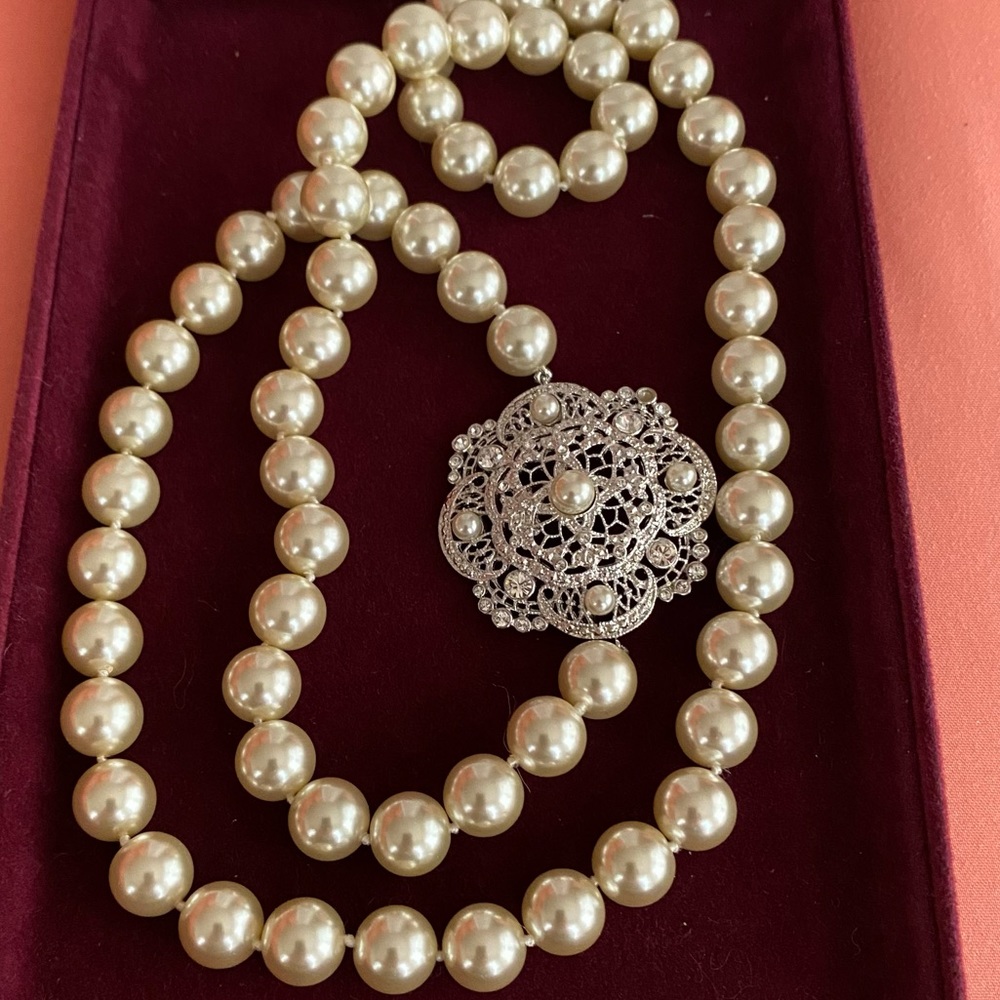Camrose and Kross JBK Collection Faux Pearl Necklace +Box and COA